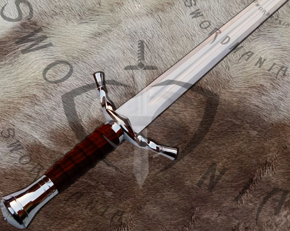 The hilt additionally has mirror finish on it to adore the high polish blade that pays homage to House of Gondor.